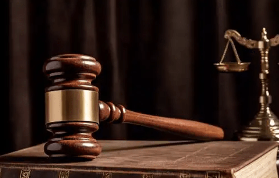 老牌配资平台论坛 70后飞行员翻脸将小22岁情人告上法庭，让其归还700多万元！女方坚称无罪：十几年的“情债”怎么变成我诈骗了？