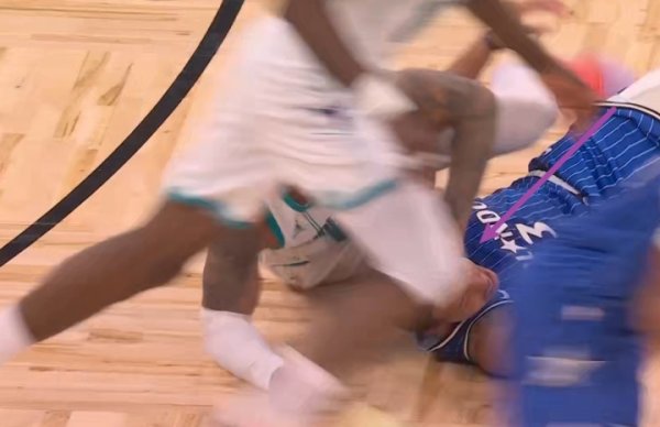 黄金配资开户官网 很隐蔽！双方倒地争球 小桥趁乱按了贝恩一拳！被吹技犯